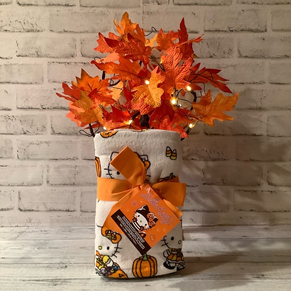 HELLO KITTY 2pk Pumpkins And Candy Corn Hand Towels